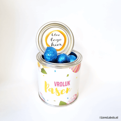 Blikje gevuld met paaseitjes
